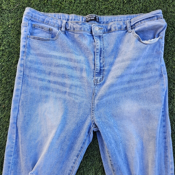 Pretty Little Thing 5 Pocket Skinny Denim Jeans Ripped Knees Womens Size US 22 - Picture 5 of 9